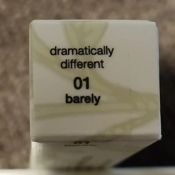 Clinique Dramatically Different Lipstick Shaping Lip Colour in 01 Barely - Picture 5 of 5